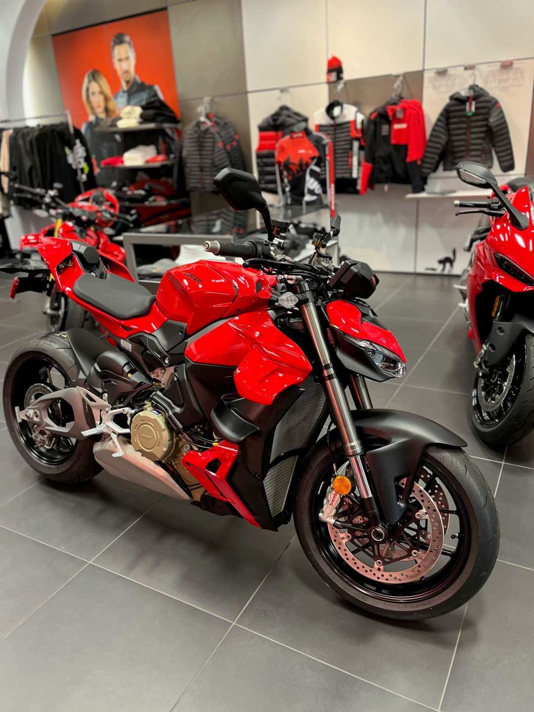 2026 Ducati Streetfighter V4 - Image 2