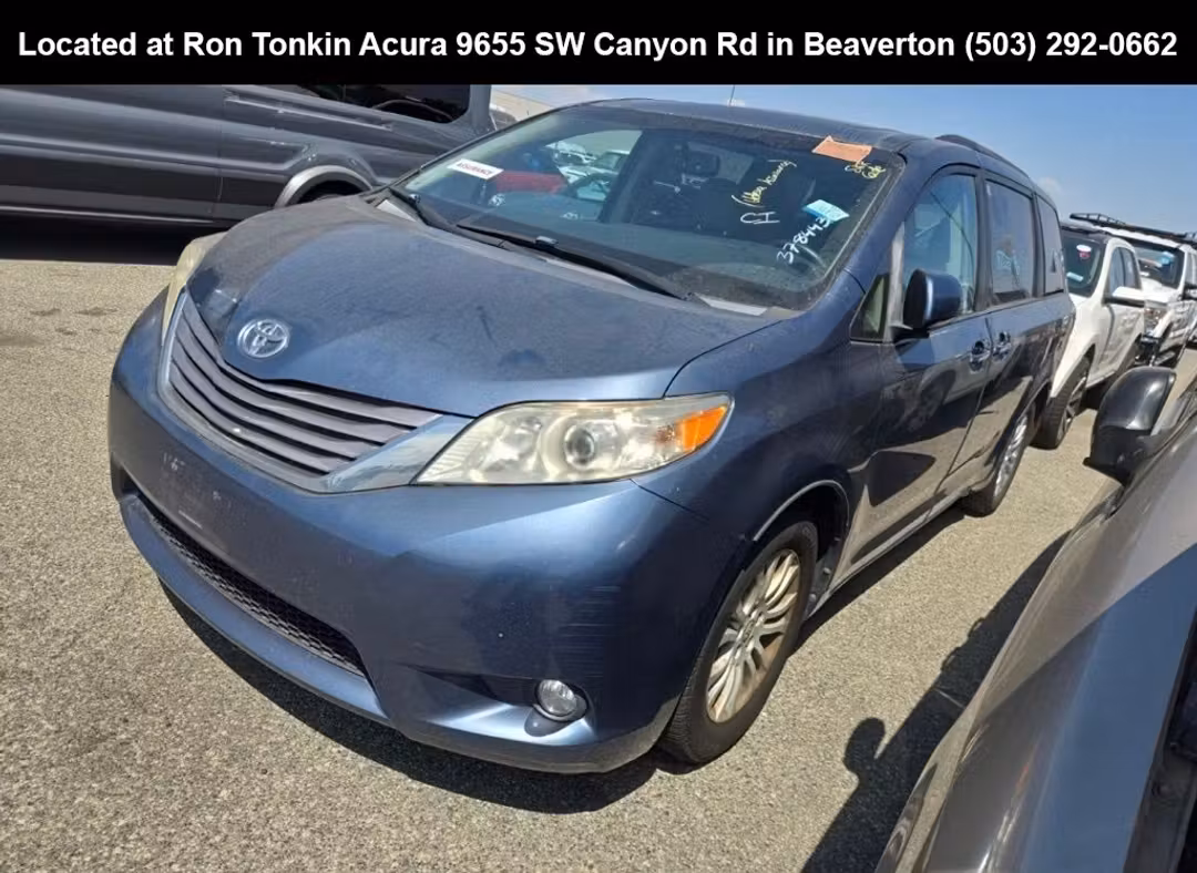2017 Toyota Sienna L - Image 3