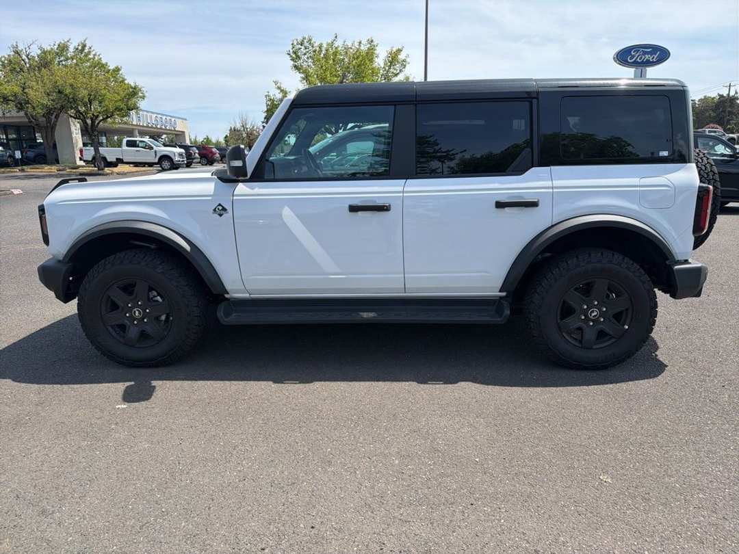 2025 Ford Bronco Outer Banks - Image 2