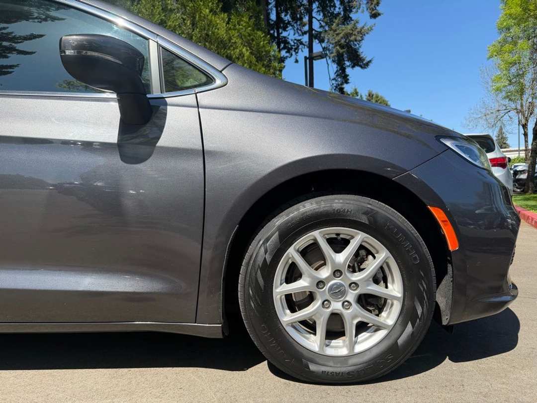 2023 Chrysler Pacifica Touring L - Image 3