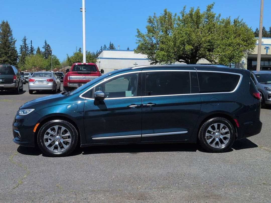 2022 Chrysler Pacifica Hybrid Pinnacle - Image 2