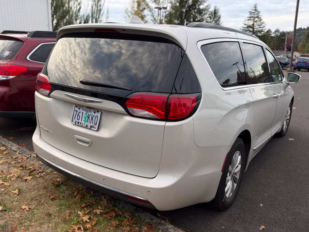 2017 Chrysler Pacifica Touring L - Image 2