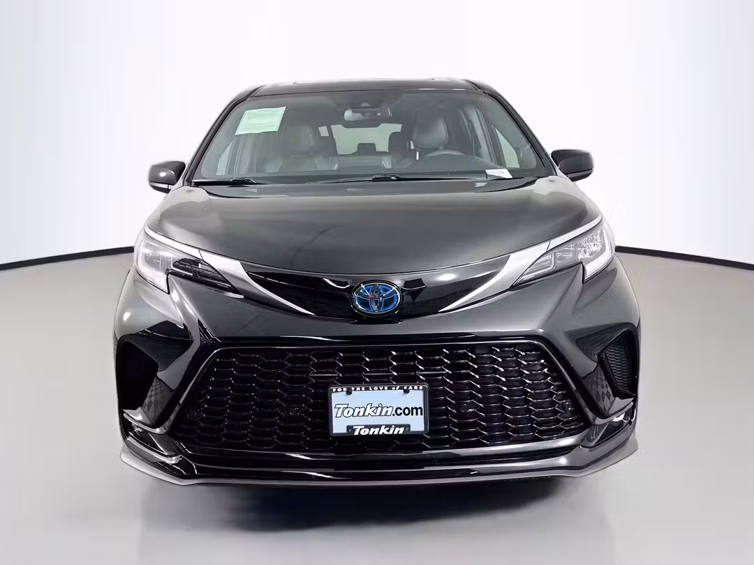 2023 Toyota Sienna XSE - Image 2