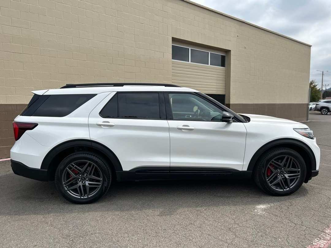 2025 Ford Explorer ST - Image 3