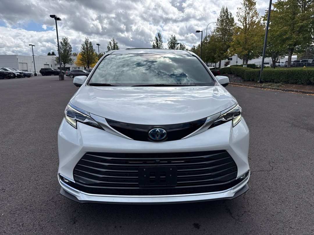 2025 Toyota Sienna Platinum - Image 2