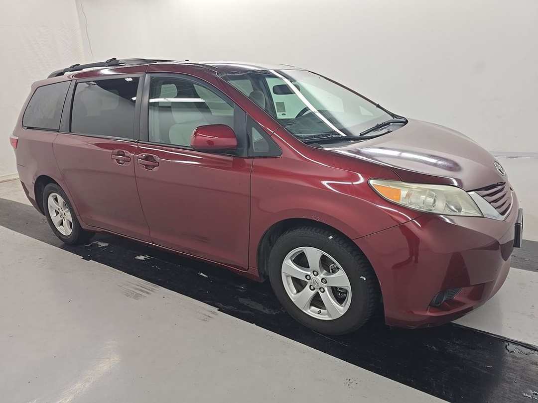 2017 Toyota Sienna LE - Image 2