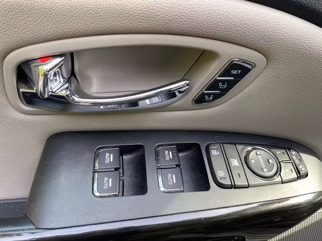2021 Kia Sedona SX - Image 3