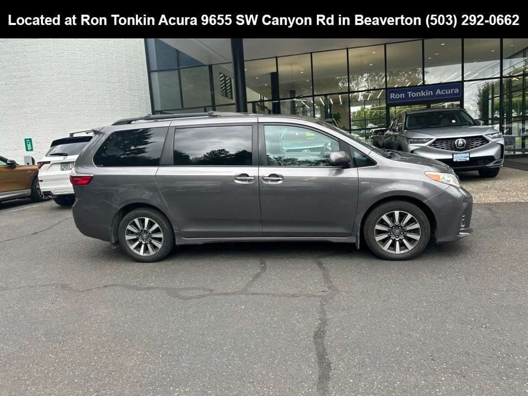 2018 Toyota Sienna XLE - Image 3